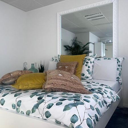 Business Sleeping Place Rolle Bagian luar foto